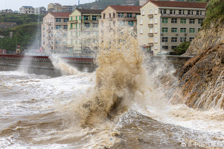“格美”即将二次登陆，浙江温岭沿海掀起数十米巨浪