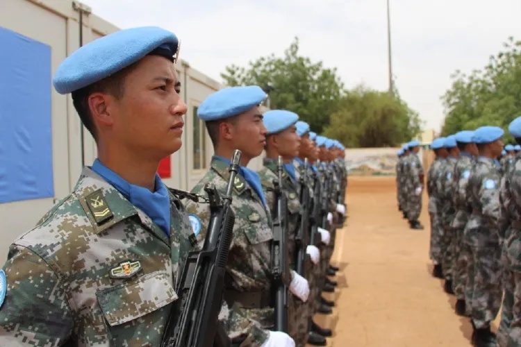 跑完五千米再游一百米 “蓝衣大哥”你这纵身一跃真帅