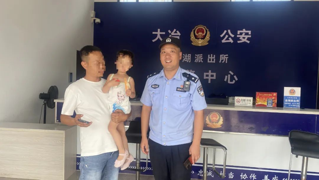 面对走失萌娃,民警输出一连串“夹子音”网友:听不够! 面对走失萌娃,民警输出一连串“夹子音”网友:听不够!