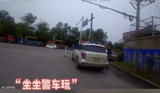 面对走失萌娃,民警输出一连串“夹子音”网友:听不够! 面对走失萌娃,民警输出一连串“夹子音”网友:听不够!