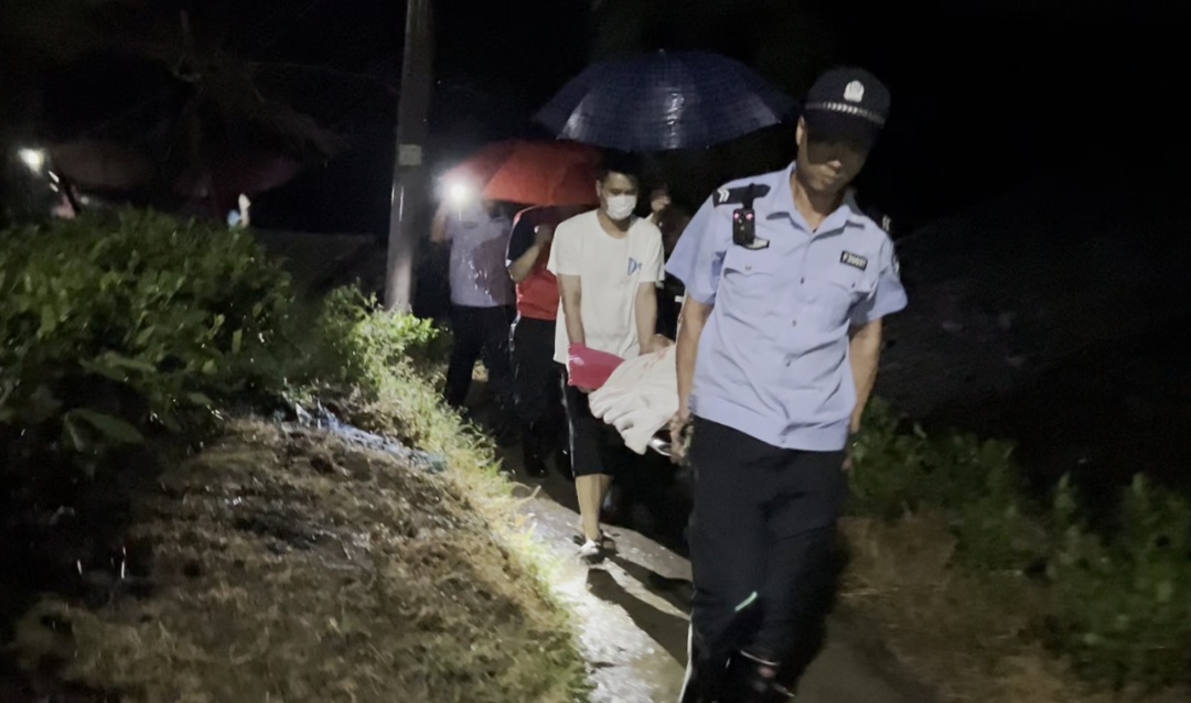 “格美”逼近！福建公安战台风抗暴雨