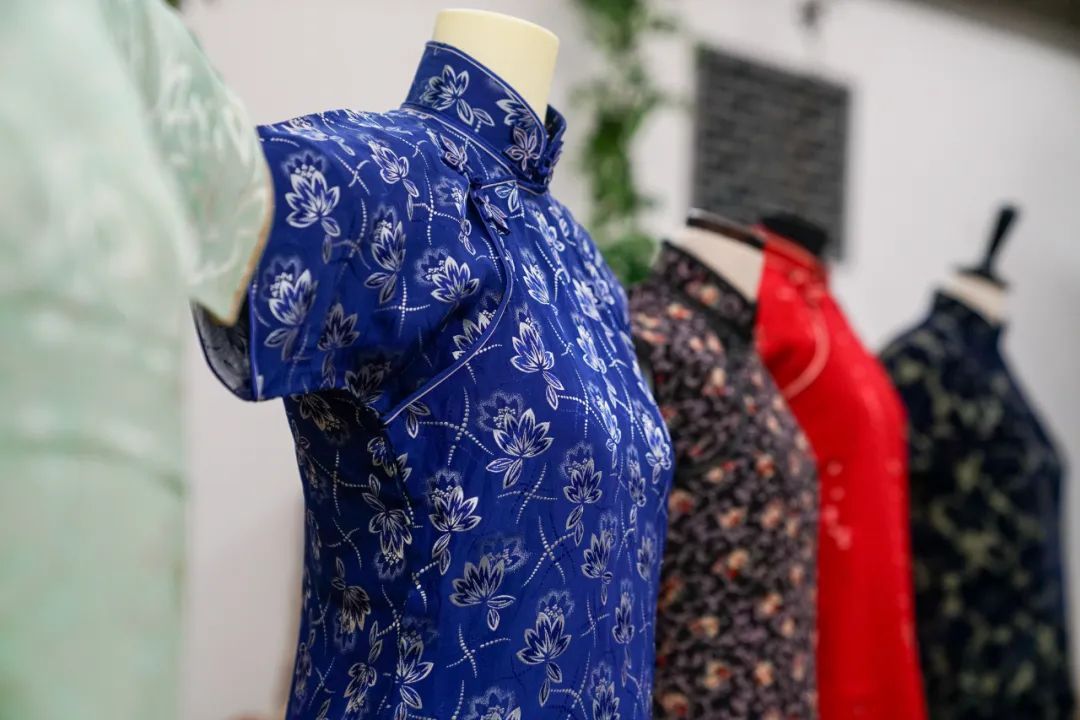 不只是“情歌王子”！张信哲收藏千件旗袍，还捐了一批给上博……