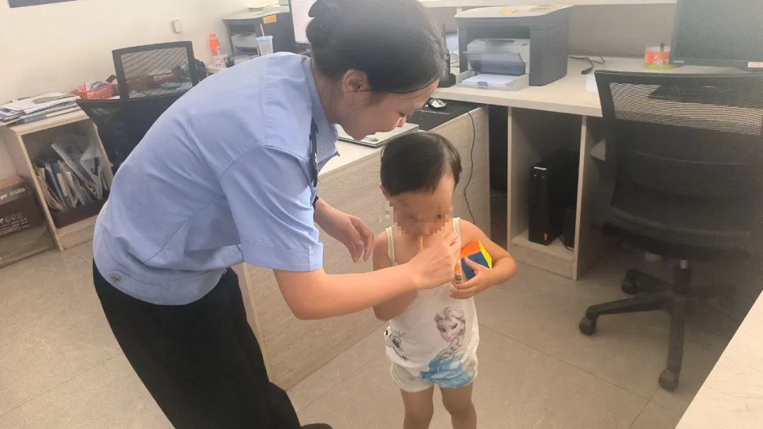 面对走失萌娃,民警输出一连串“夹子音”网友:听不够! 面对走失萌娃,民警输出一连串“夹子音”网友:听不够!
