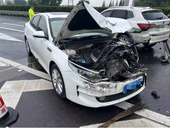 高速停车致4车相撞，肇事逃逸终被行政拘留！