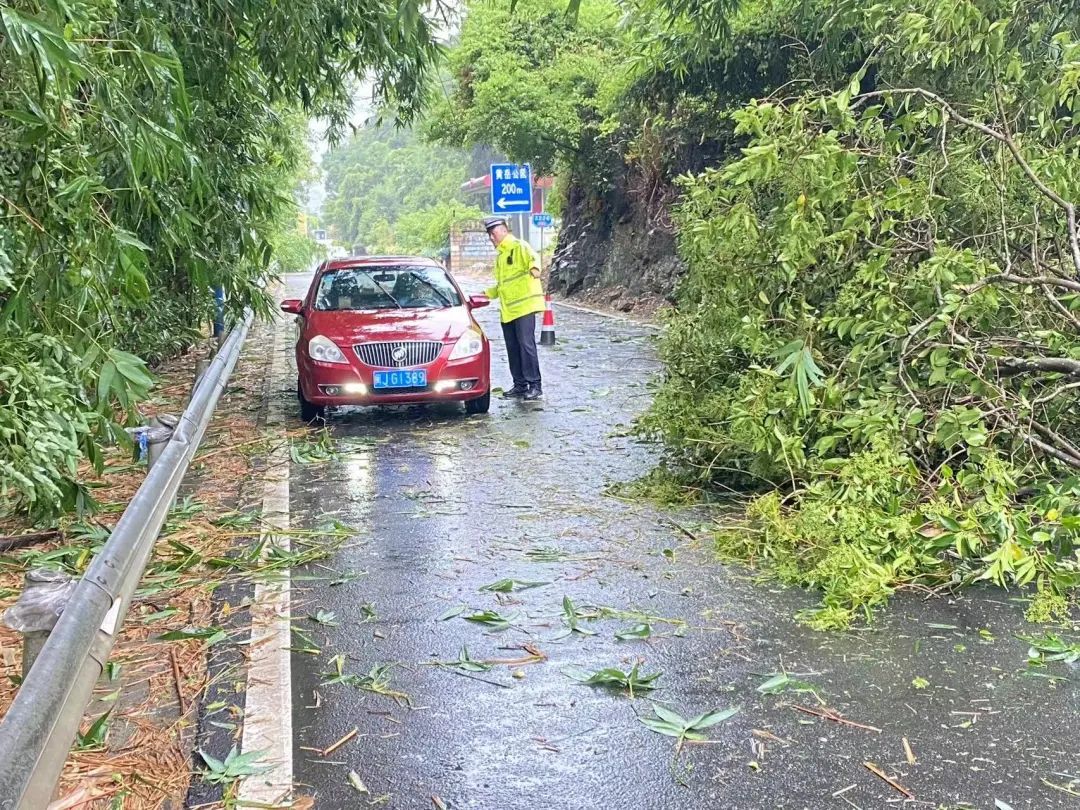 “格美”逼近！福建公安战台风抗暴雨