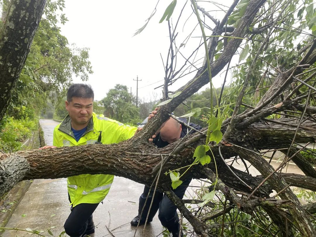 “格美”逼近！福建公安战台风抗暴雨