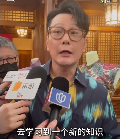 不只是“情歌王子”！张信哲收藏千件旗袍，还捐了一批给上博……