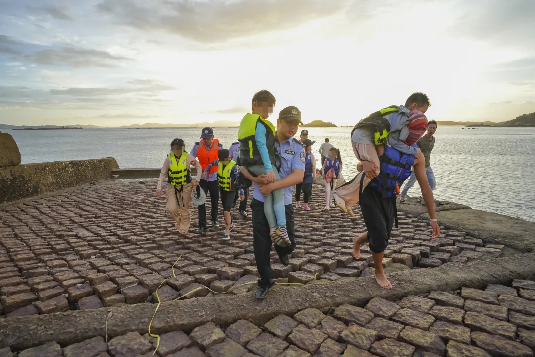 “格美”逼近！福建公安战台风抗暴雨