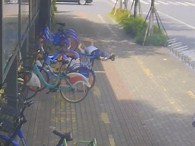 这个19岁的帅小伙，冲上热搜！