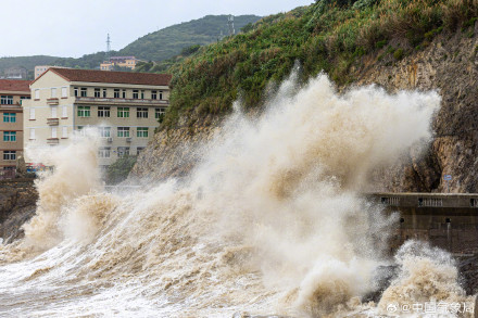 “格美”即将二次登陆，浙江温岭沿海掀起数十米巨浪