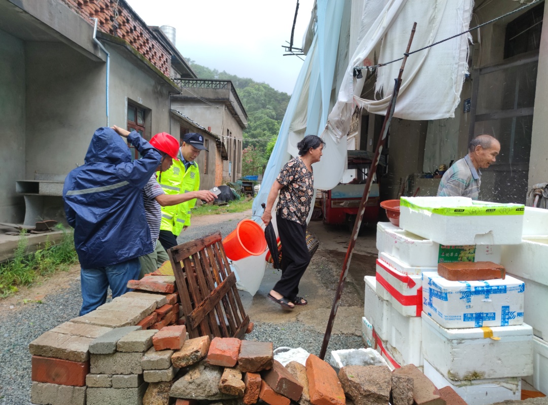 “格美”逼近！福建公安战台风抗暴雨