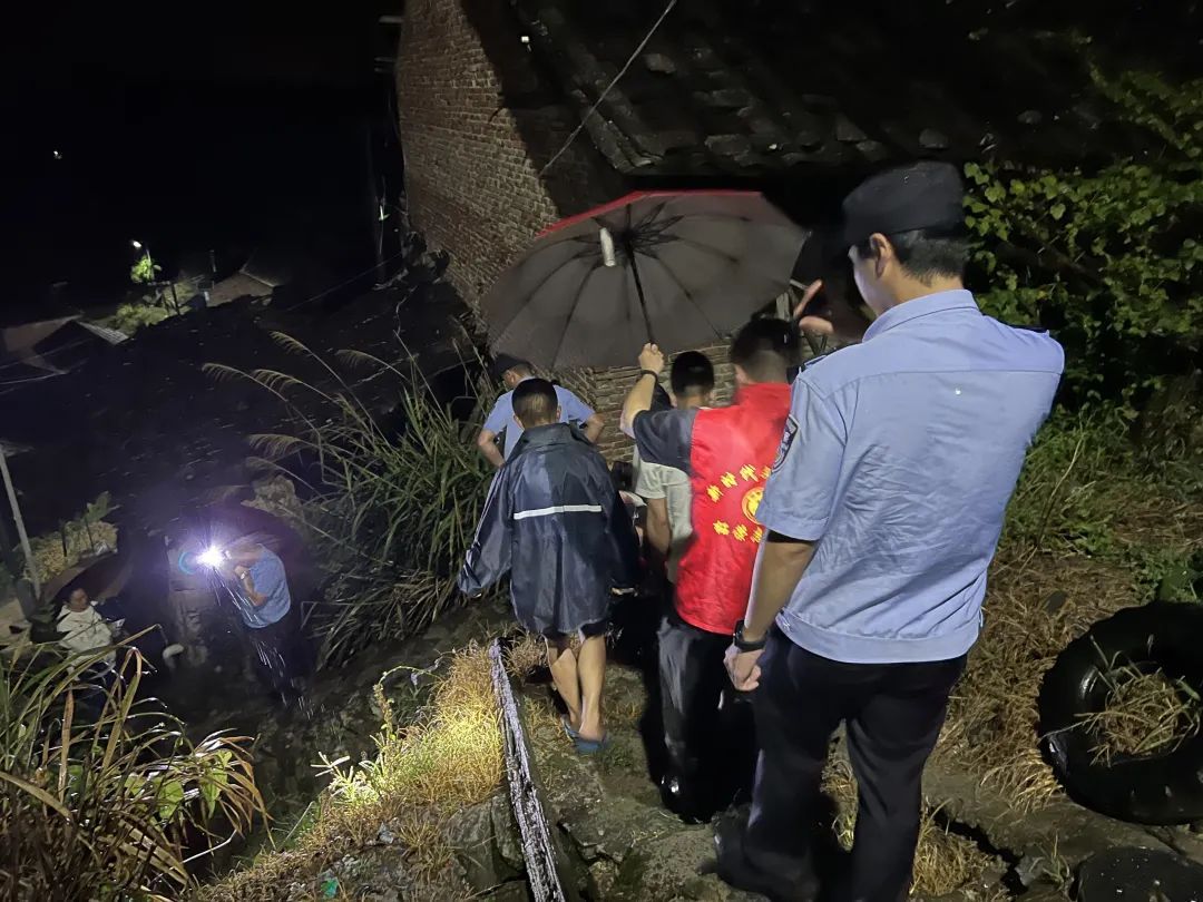 “格美”逼近！福建公安战台风抗暴雨