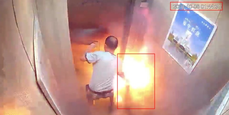 3秒爆燃，电梯里一片火海！为何这个东西一进电梯就爆？