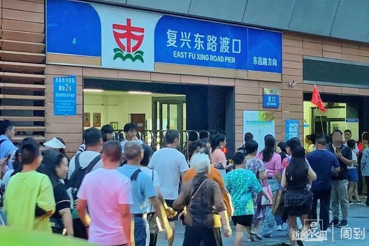 浦江夜游变过江轮渡？在外滩，我被黑导游转手6次……