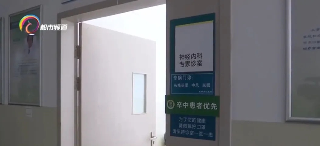 天热猛吃冷饮会“脑结冰”？网友：这是真上头啊