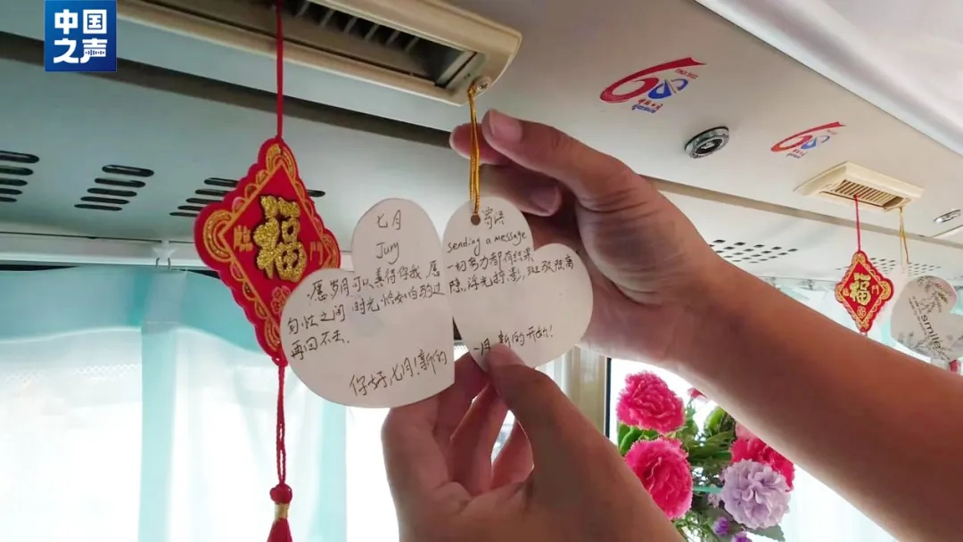 “两块钱坐出了航班的感觉!”双语报站的公交司机火出圈了 “两块钱坐出了航班的感觉!”双语报站的公交司机火出圈了