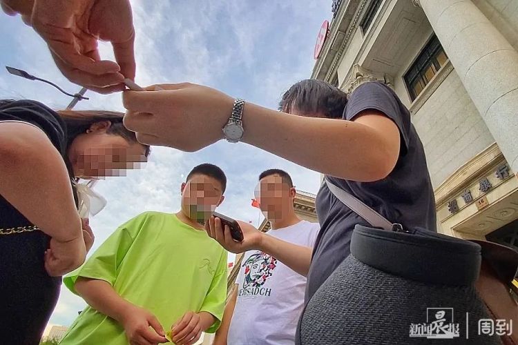 浦江夜游变过江轮渡？在外滩，我被黑导游转手6次……