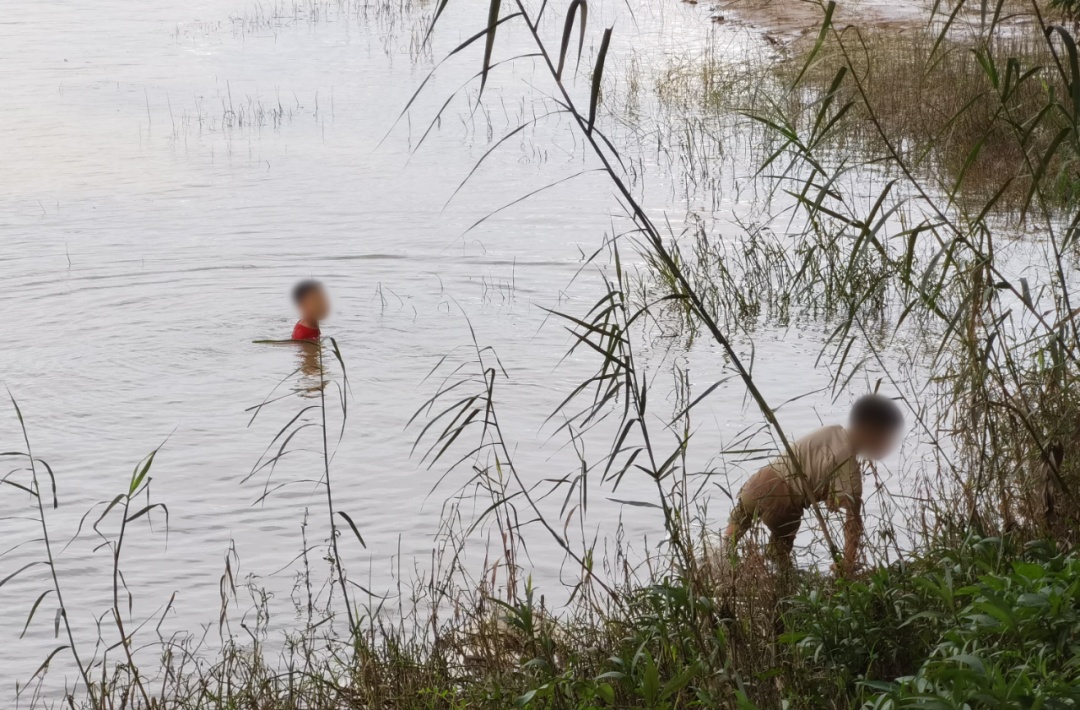 不要野泳!警民苦口婆心,劝阻到底! 不要野泳!警民苦口婆心,劝阻到底!