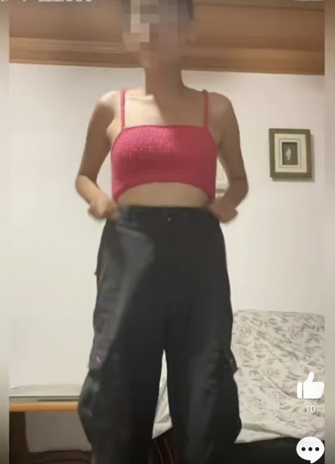 女子穿吊带出门被老人当街指责没家教,网友炸锅 女子穿吊带出门被老人当街指责没家教,网友炸锅