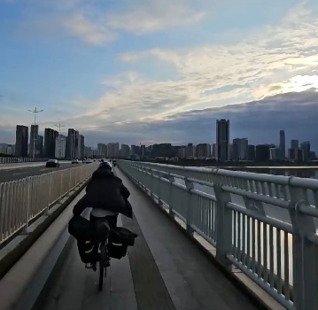 石家庄男子骑自行车环行中国在福州遇台风“格美”：从恐慌到好奇