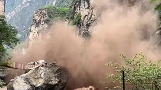 突发山体滑坡！目击者：很多游客正在拍照打卡……景区最新回应