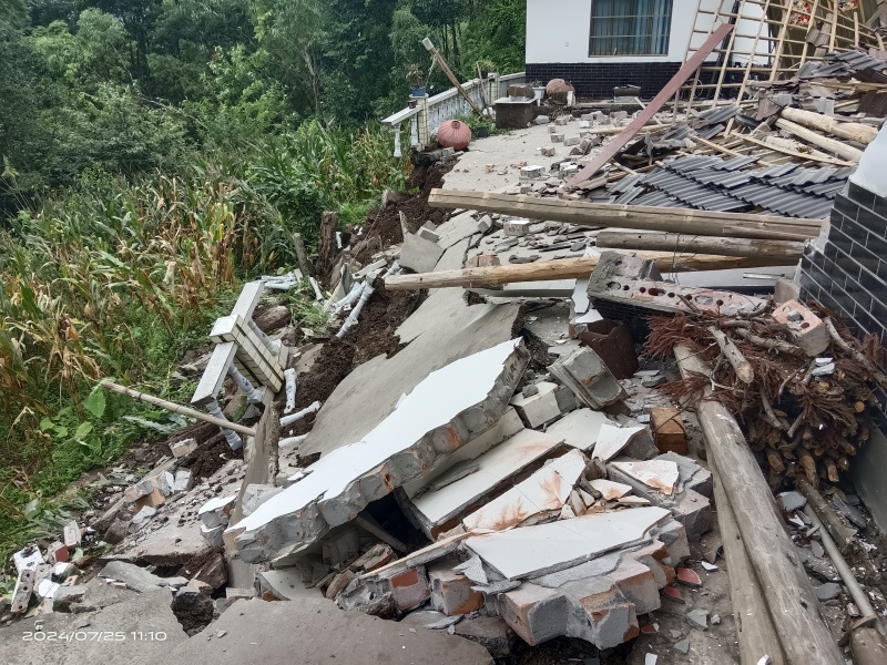 77名群众成功避险转移后,四川乐山突发山体滑坡! 77名群众成功避险转移后,四川乐山突发山体滑坡!