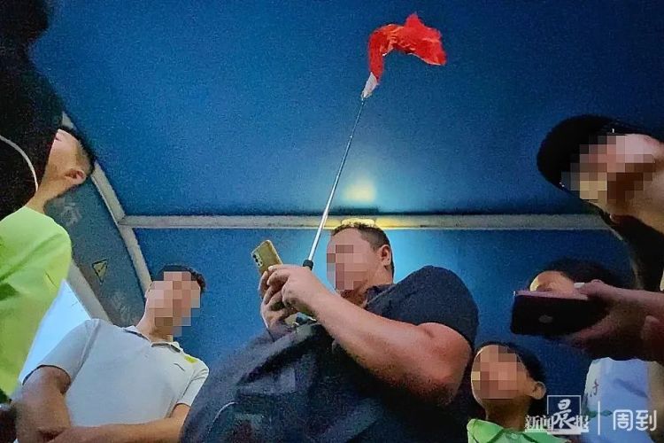 浦江夜游变过江轮渡？在外滩，我被黑导游转手6次……