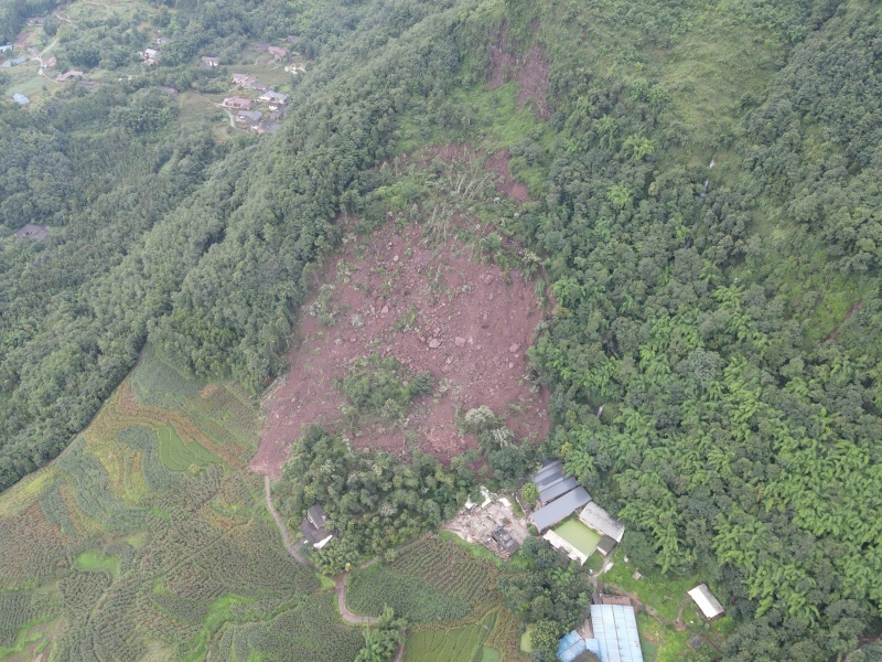 77名群众成功避险转移后,四川乐山突发山体滑坡! 77名群众成功避险转移后,四川乐山突发山体滑坡!