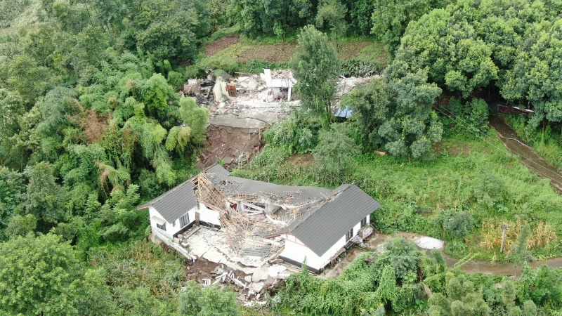 77名群众成功避险转移后,四川乐山突发山体滑坡! 77名群众成功避险转移后,四川乐山突发山体滑坡!