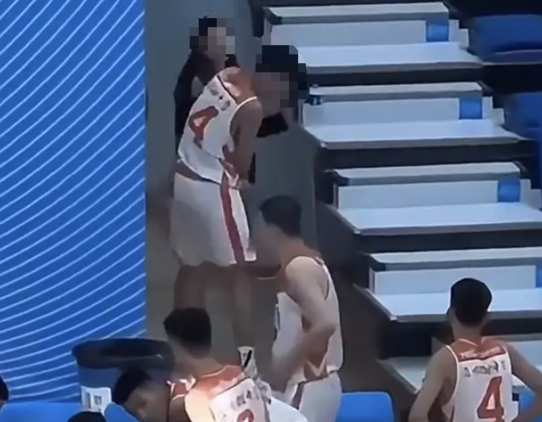 U16篮球赛女教练连抽队员9个耳光,校方:记过解职降级 U16篮球赛女教练连抽队员9个耳光,校方:记过解职降级