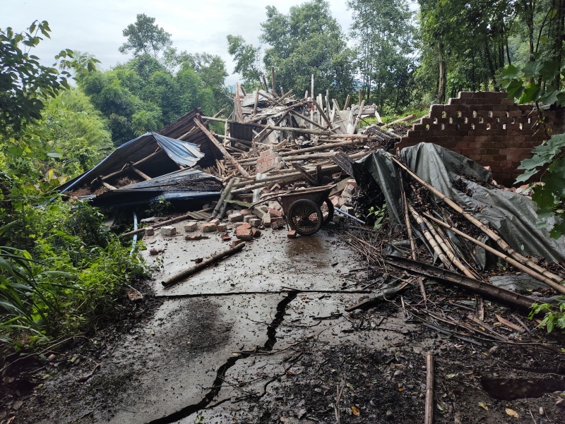 77名群众成功避险转移后,四川乐山突发山体滑坡! 77名群众成功避险转移后,四川乐山突发山体滑坡!
