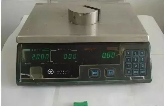 电子计价秤作弊伎俩大揭秘!教你轻松识破缺斤短两 电子计价秤作弊伎俩大揭秘!教你轻松识破缺斤短两