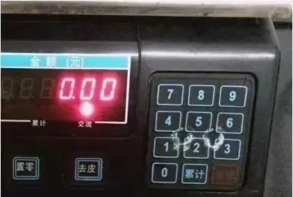 电子计价秤作弊伎俩大揭秘!教你轻松识破缺斤短两 电子计价秤作弊伎俩大揭秘!教你轻松识破缺斤短两