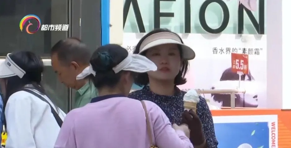 天热猛吃冷饮会“脑结冰”？网友：这是真上头啊