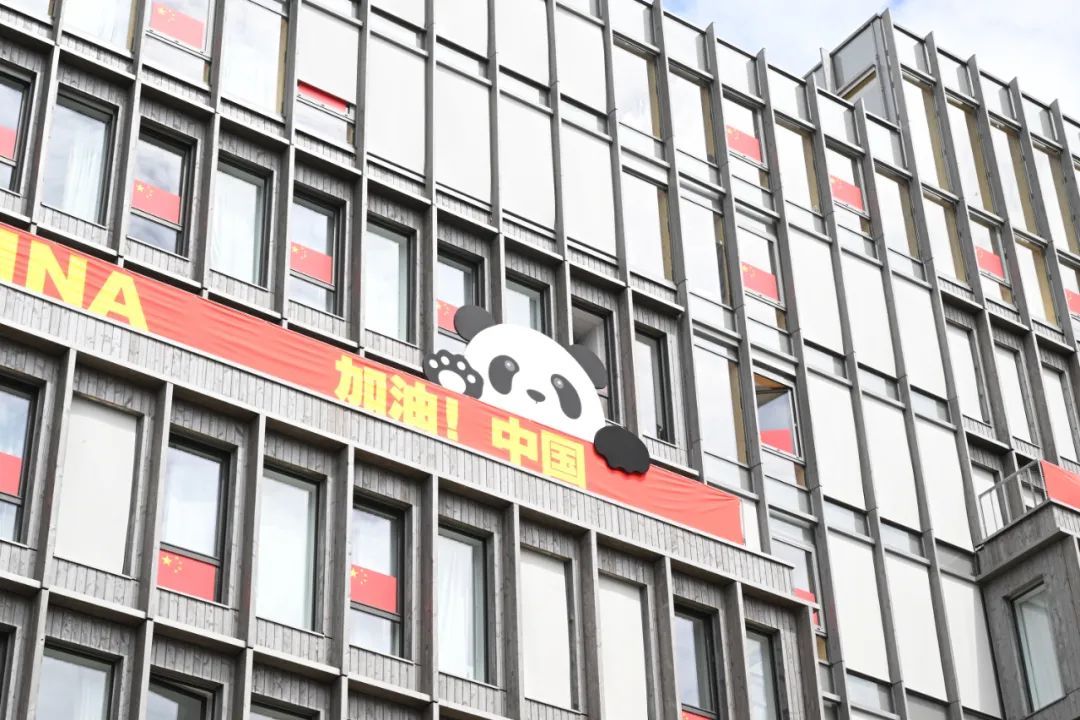 实地探访奥运村,记者亲测纸板床够结实但太窄 实地探访奥运村,记者亲测纸板床够结实但太窄