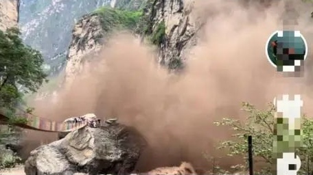 突发山体滑坡！目击者：很多游客正在拍照打卡……景区最新回应