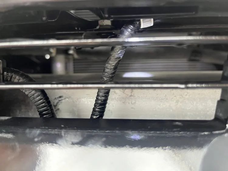 百万进口豪车前后保险杠漆面颜色不均，问题到底在哪