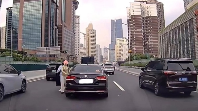 延安高架停车换司机,上海交警:记9分、罚200 延安高架停车换司机,上海交警:记9分、罚200