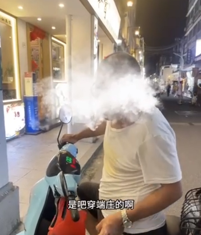 女子被老人当街指责没家教？网友吵翻！