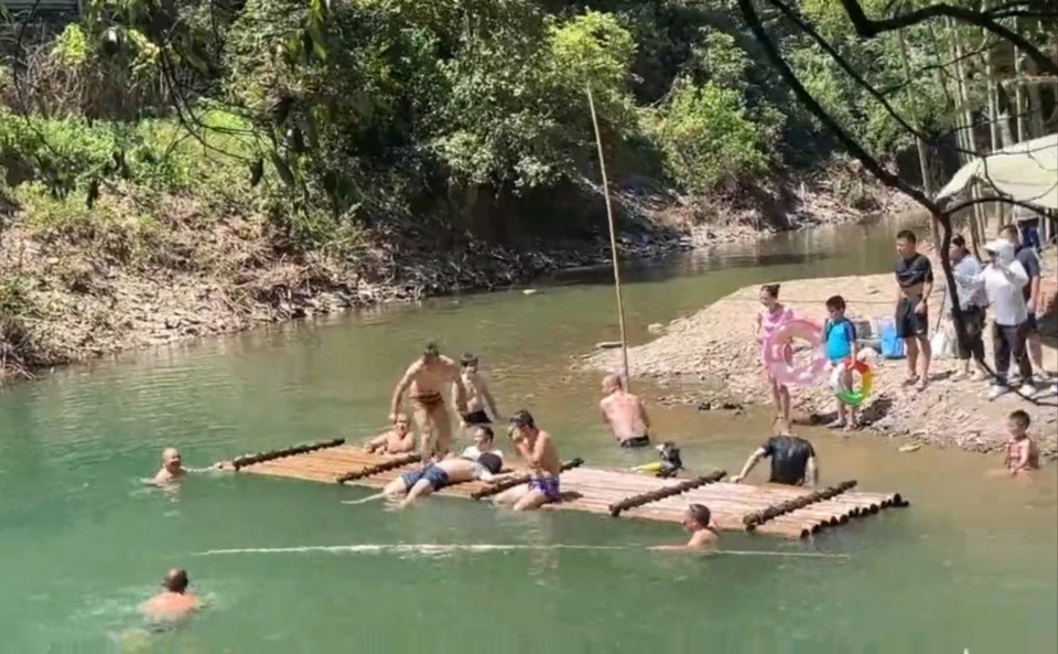 父亲为救落水儿子下水救援，双双溺水！关键时刻他们出手了