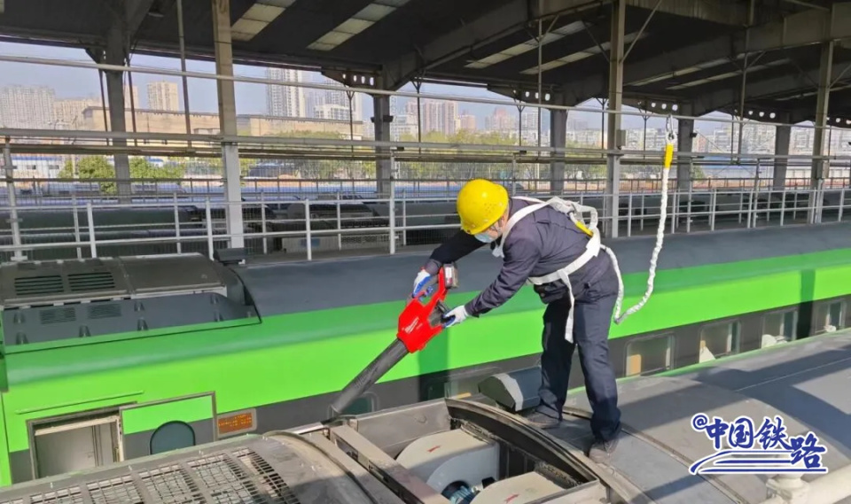 门窗紧闭的高铁车厢里，为什么空气还能这么清新？