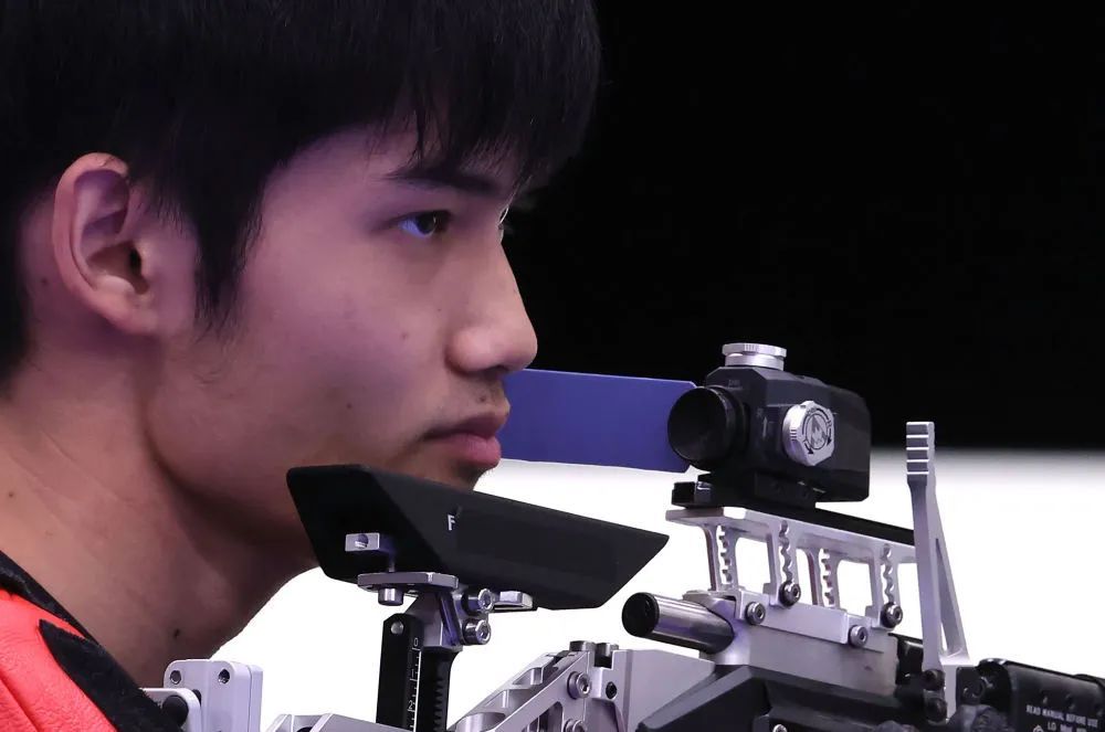 中国组合黄雨婷/盛李豪摘得巴黎奥运会首金