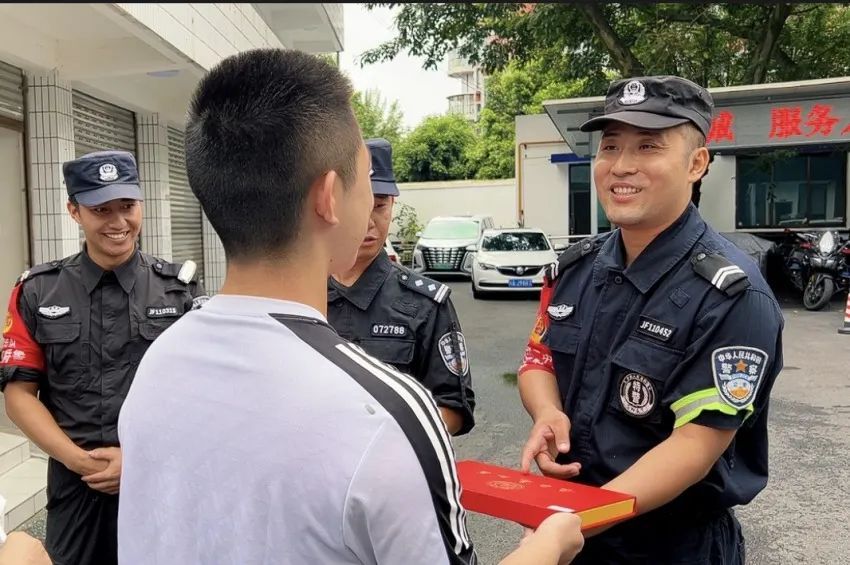 被军校录取后,他来到警营“报喜” 被军校录取后,他来到警营“报喜”