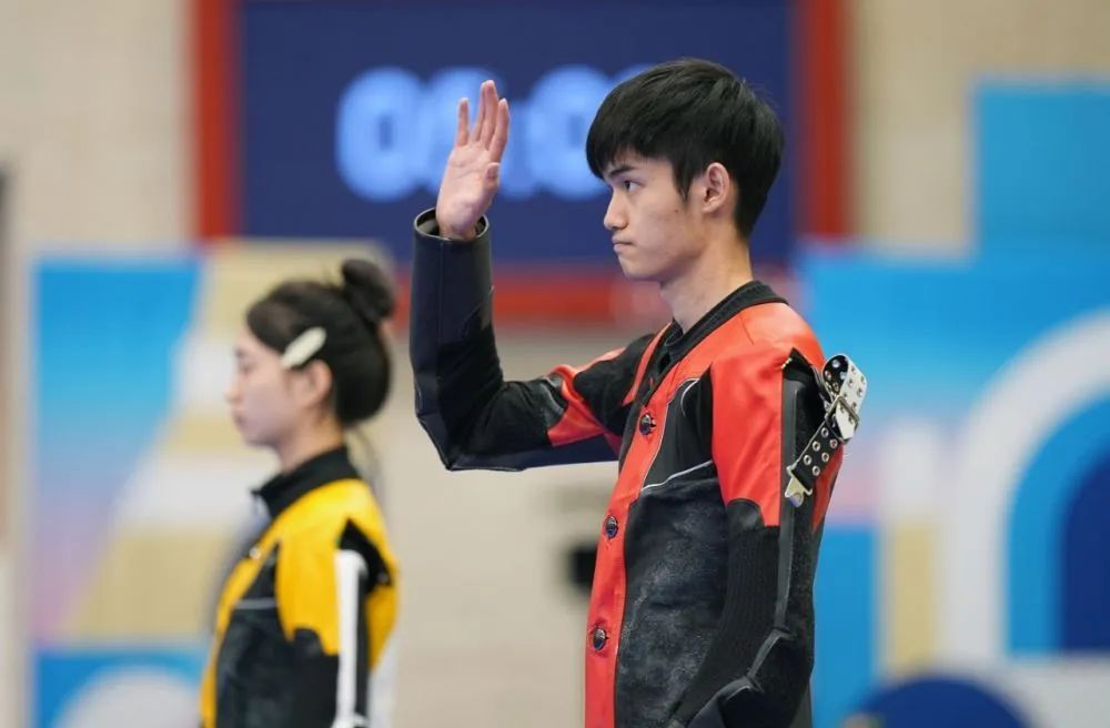 中国组合黄雨婷/盛李豪摘得巴黎奥运会首金