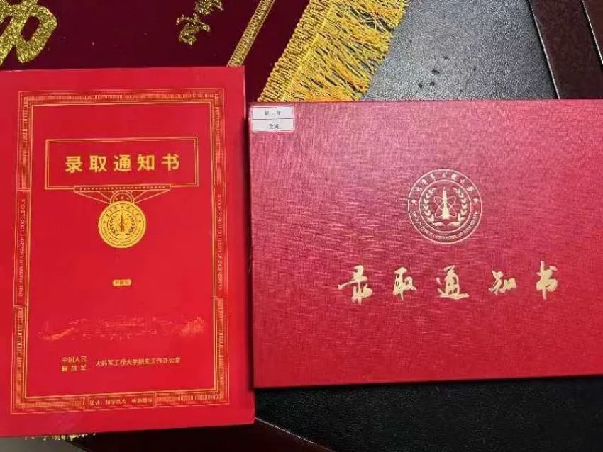 被军校录取后,他来到警营“报喜” 被军校录取后,他来到警营“报喜”