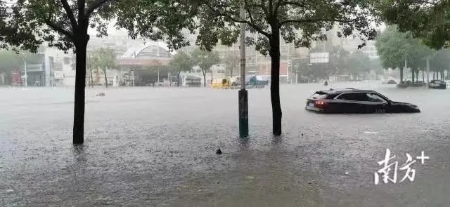 广东超百个暴雨预警信号生效中！韩江发生洪水 有高铁停运
