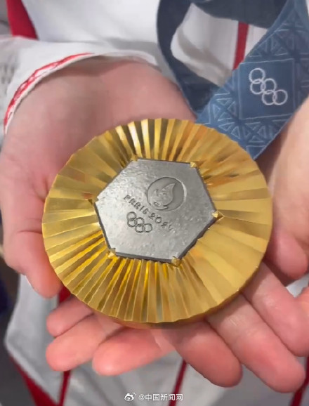 近距离看巴黎奥运金牌长啥样！