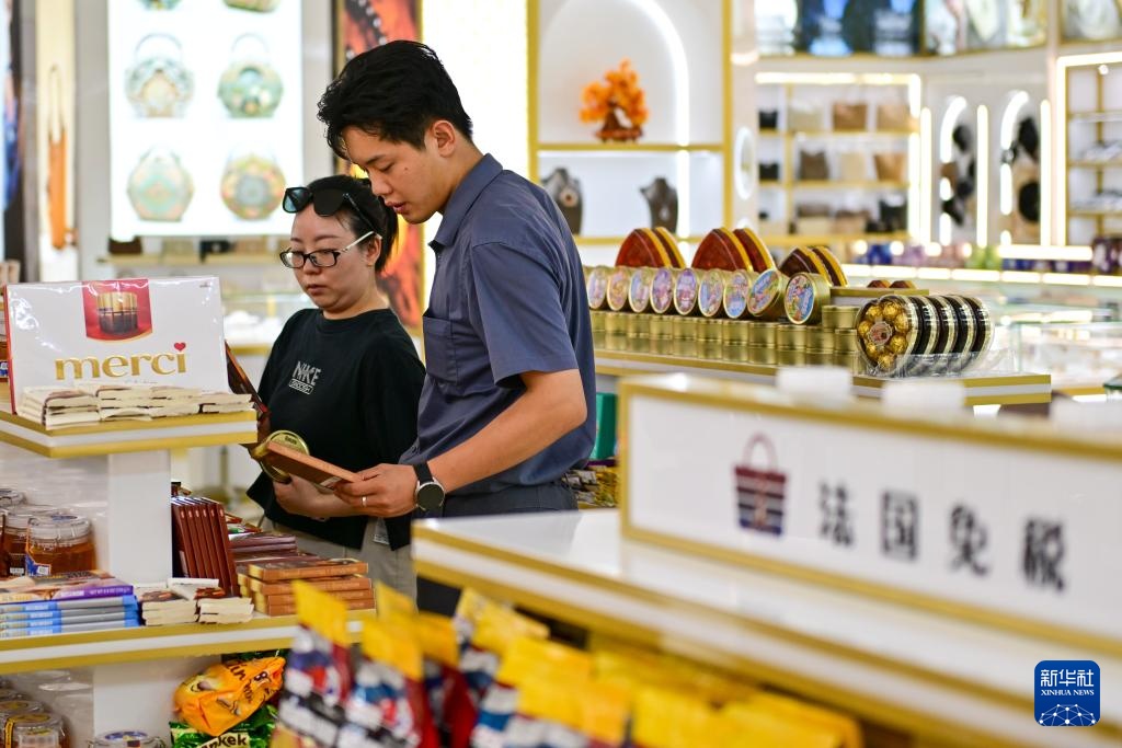 新疆霍尔果斯：跨境游、购物游火热