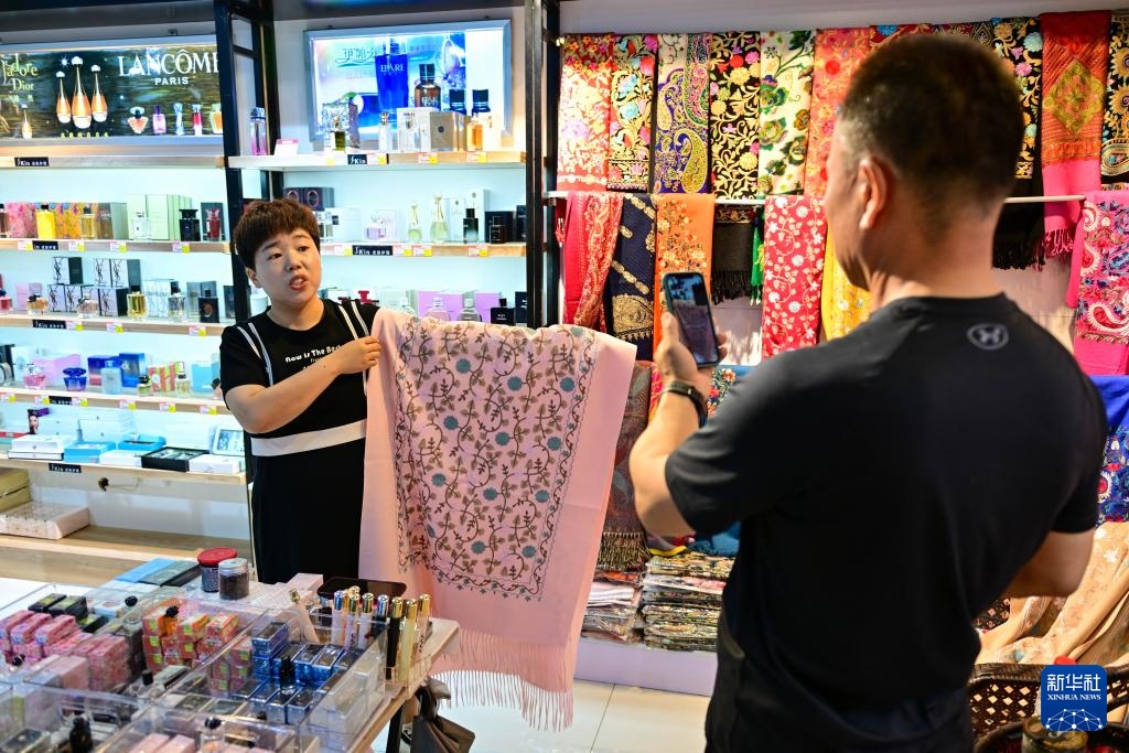 新疆霍尔果斯：跨境游、购物游火热