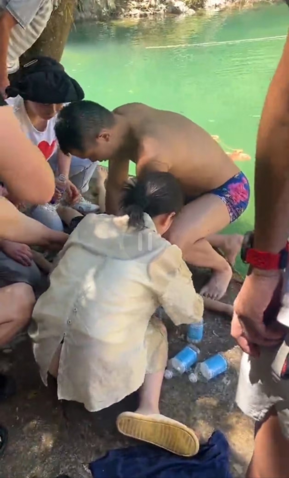 父亲为救落水儿子下水救援，双双溺水！关键时刻他们出手了